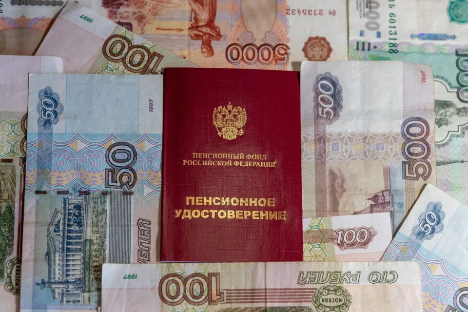 Пенсия и пособие: как бабушка может одновременно заботиться о внуке и не потерять доход