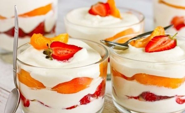 Создайте вкусное летнее настроение: слоёный творожный десерт