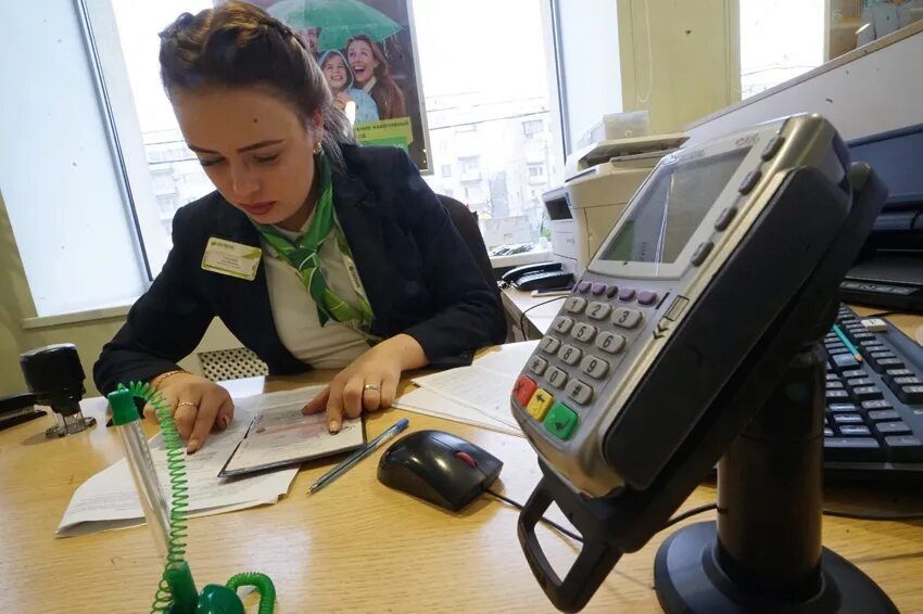 Как защитить свои данные: почему банковские сотрудники не имеют права проверять ваш телефон