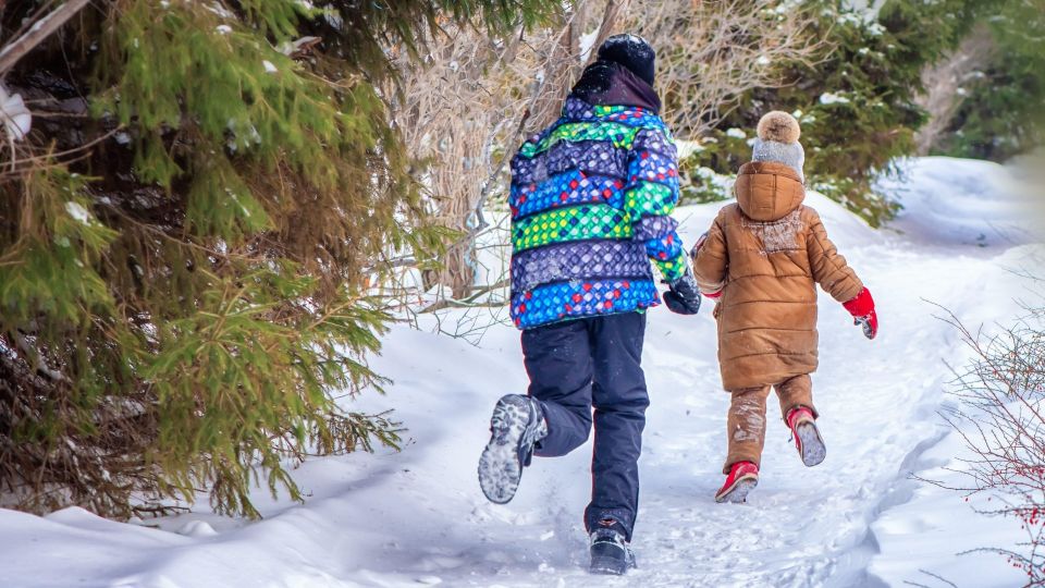 Промокшие ноги до «болезни столетней давности» доведут: подростки в группе риска