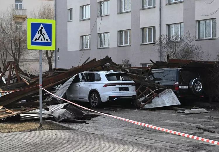 Как восстановить поврежденный автомобиль после падения элементов фасада: шаг за шагом к компенсации от управляющей компании