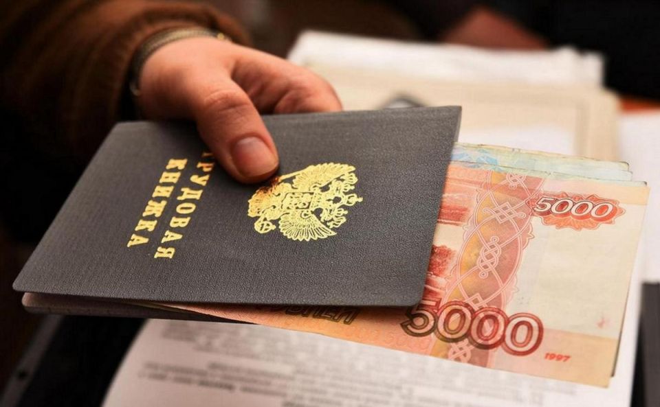 Суд взыскал 350 тысяч рублей с работодателя из-за ошибки в трудовом договоре