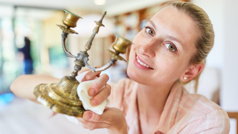 У хороших хозяек подсвечники всегда чистые: воск отчищают только так