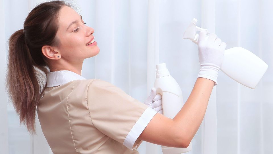 Шторы в дорогих отелях чистят за минуту: способ в разы эффективнее пылесоса