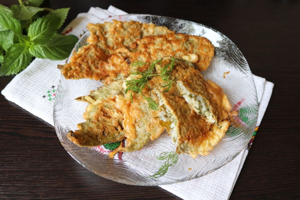 Вкусные чебуреки из виноградных листьев с рисом и сыром – легкий и оригинальный рецепт