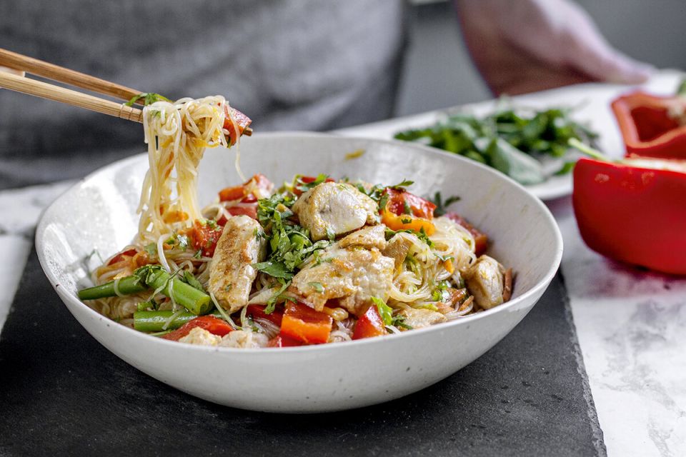 Салат с индейкой и фунчозой: удивительное сочетание вкусов в вашем меню