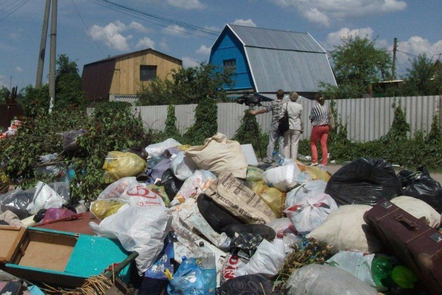 Соседская свалка обошлась женщине в 300 000 рублей: непростая ситуация с дачным участком