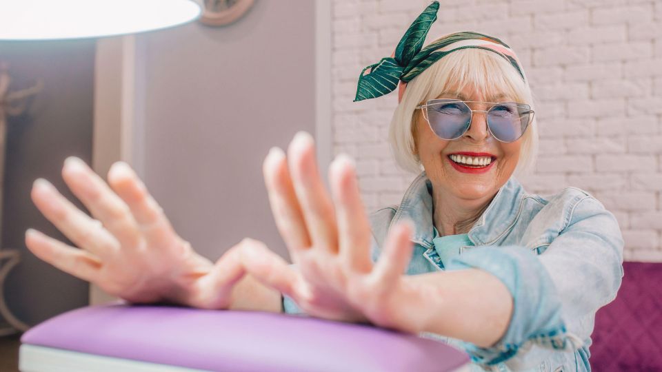 Красоткам «за 50» стоит взять на заметку: такой маникюр только подчеркивает возраст