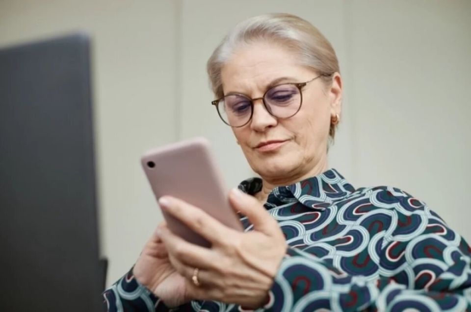 Пенсионерам России теперь доступны электронные удостоверения через Госуслуги