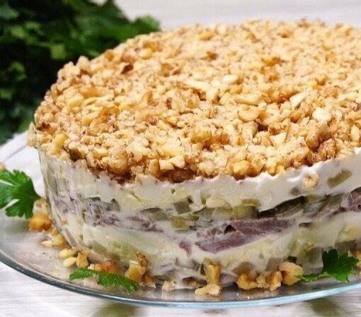 Разнообразьте свой праздничный стол: слоёный салат с печенью и орехами
