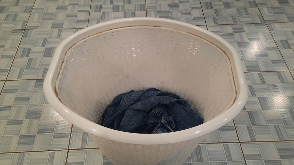 Креативные решения: как старая корзина для белья заиграла новыми красками в саду