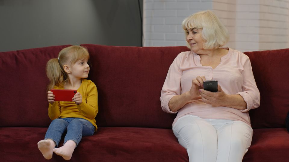 Как дедушки и бабушки могут избежать финансовых манипуляций внуков