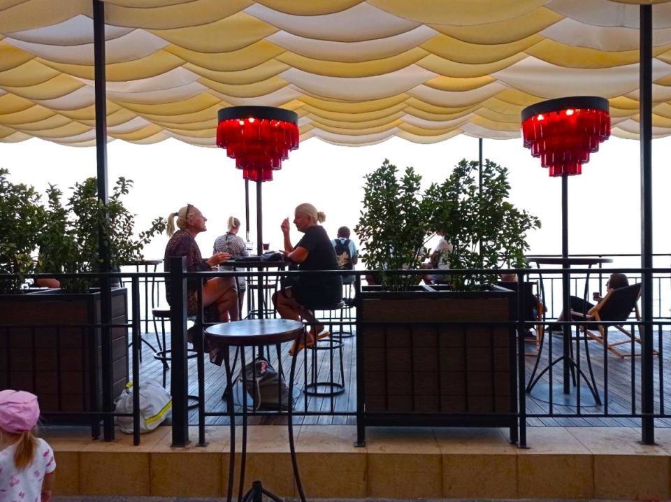 Магия бархатного сезона: как женщины после 50 наслаждаются морем и жизнью