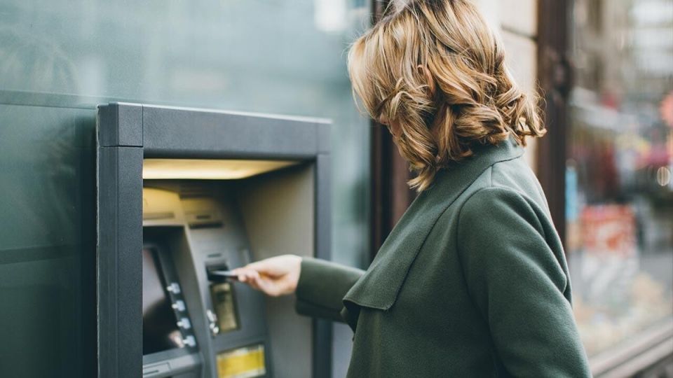 Не верьте панике: мифы об обналичивании средств с карт