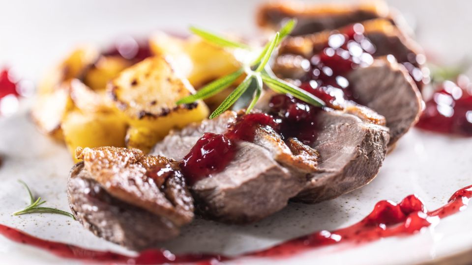 Ягодам из морозилки нашлось применение: с этим соусом утка станет вкуснее в разы