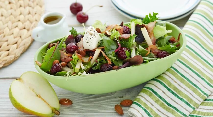 Летний итальянский салат с вишней и беконом