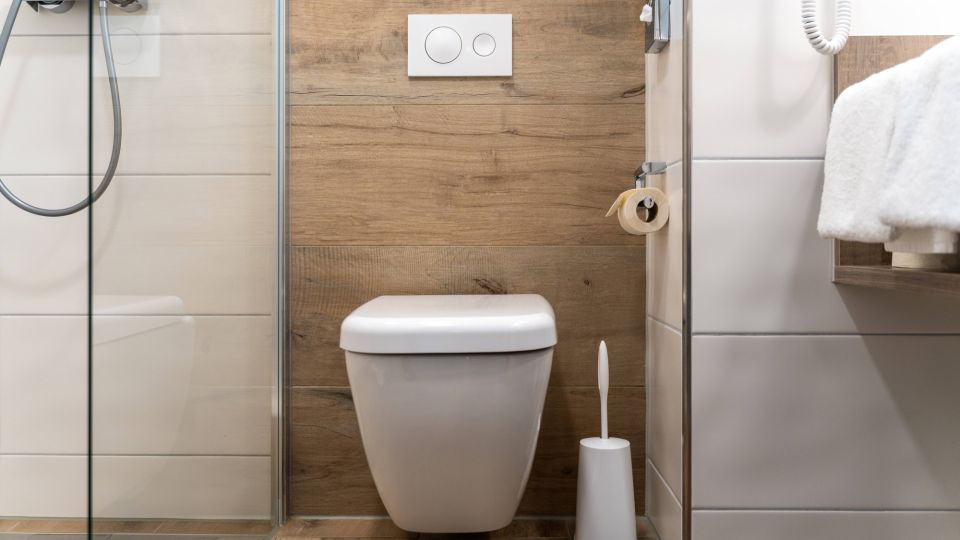 Из бачка унитаза ручьем течет: сантехник объяснил, какой детали нужна замена