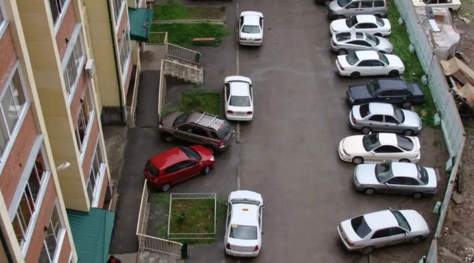 Парковка у жилых домов: где заканчивается удобство и начинается беспокойство