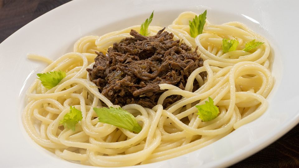 Нежное вдохновение: спагетти с рваной говядиной в духовке