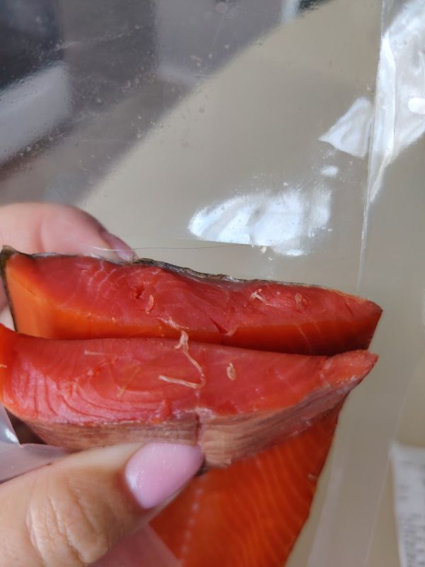 Спасение от нежелательных гостей: в магазине "Красный Яр" покупатель обнаружил паразитов в рыбе