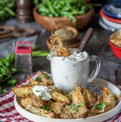 Необычные запеченные картофельные дольки: простой рецепт с сыром и сметанным соусом
