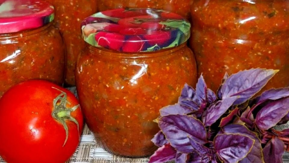 Универсальный базиликовый соус для зимних заготовок