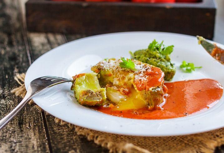 Жареное авокадо с яйцом: простой уютный завтрак, который держит форму утра