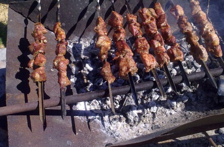 Как простой соседский маринад превращает мясо в нежное и сочное шашлычное чудо