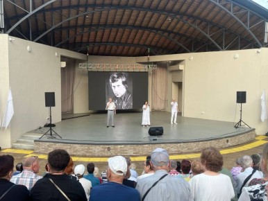 В Горпарке в эти минуты проходит концерт, посвящённый Владимиру Высоцкому