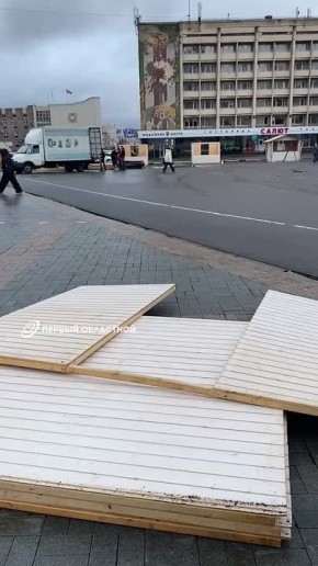 На площади Ленина начали устанавливать ярмарочные домики
