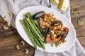 Неповторимый вкус моря: попробуйте микс морепродуктов с овощами и экзотическим соусом самбал