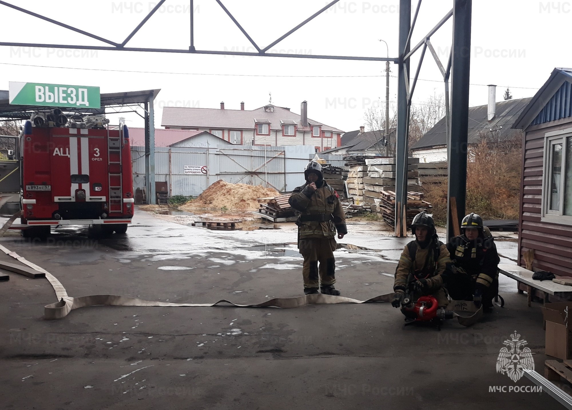 Полная готовность. Сотрудники 3 пожарно - спасательной части города Орла провели пожарно-тактическое занятие на объектах торговли и товарно-материальных ценностей Полная готовность. Сотрудники 3 пожарно - спасательной части города Орла провели пожарно-тактическое занятие на объектах торговли и товарно-материальных ценностей