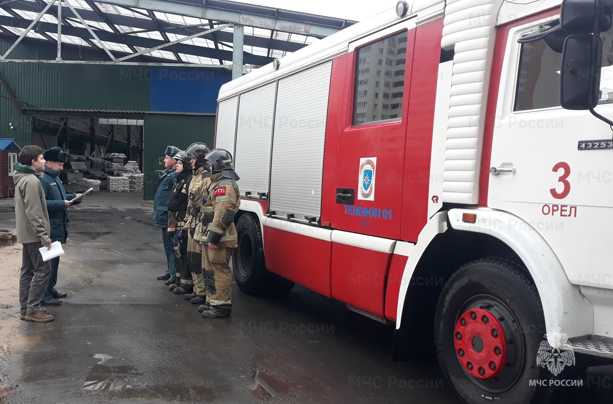 Полная готовность. Сотрудники 3 пожарно - спасательной части города Орла провели пожарно-тактическое занятие на объектах торговли и товарно-материальных ценностей Полная готовность. Сотрудники 3 пожарно - спасательной части города Орла провели пожарно-тактическое занятие на объектах торговли и товарно-материальных ценностей