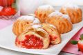 Весенний десерт: пирожное Шу с клубничным сердечком и мягким кремом