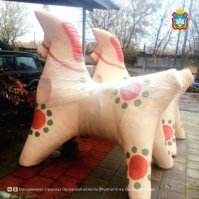 Арт-объекты украсят улицу Мира в Ливнах! Здесь установят две гигантских Плешковских игрушки и бронзовую фигуру рабочего, отдыхающего на скамье