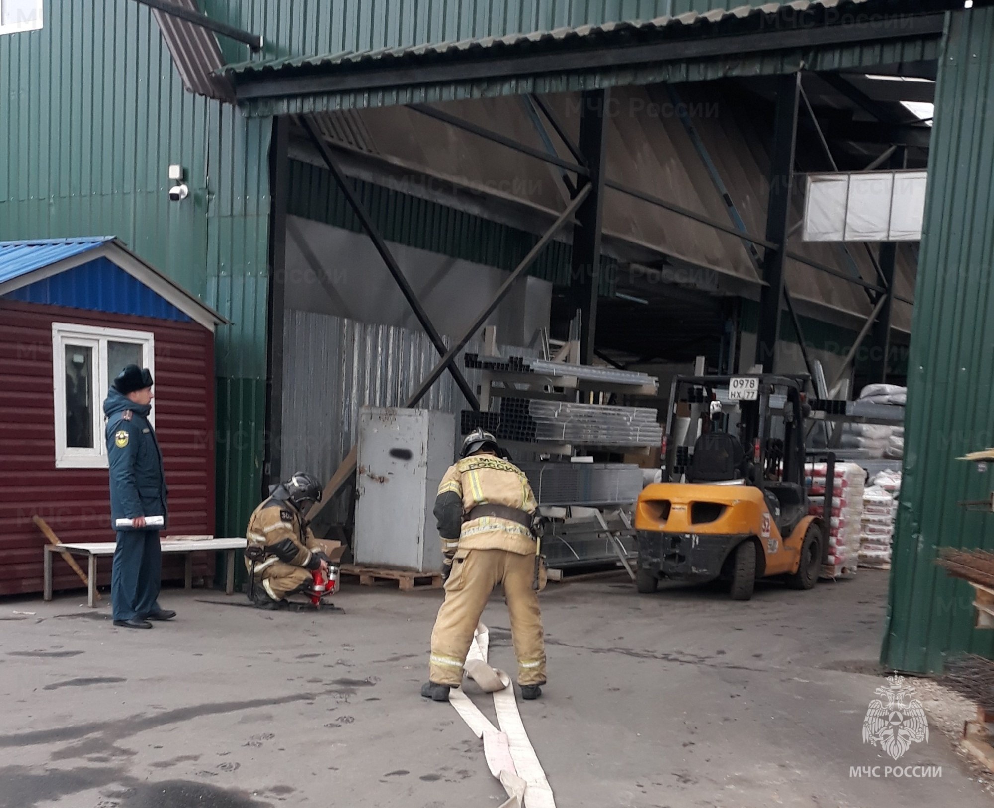 Полная готовность. Сотрудники 3 пожарно - спасательной части города Орла провели пожарно-тактическое занятие на объектах торговли и товарно-материальных ценностей Полная готовность. Сотрудники 3 пожарно - спасательной части города Орла провели пожарно-тактическое занятие на объектах торговли и товарно-материальных ценностей