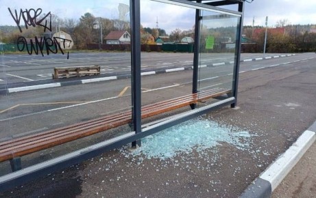 Вандалы разнесли остановку на Светлой жизни в Орле