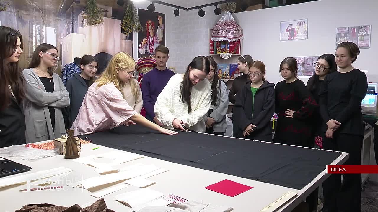 В Орле молодежь учат шить косоворотки и рассказывают о значении русской вышивки на одежде
