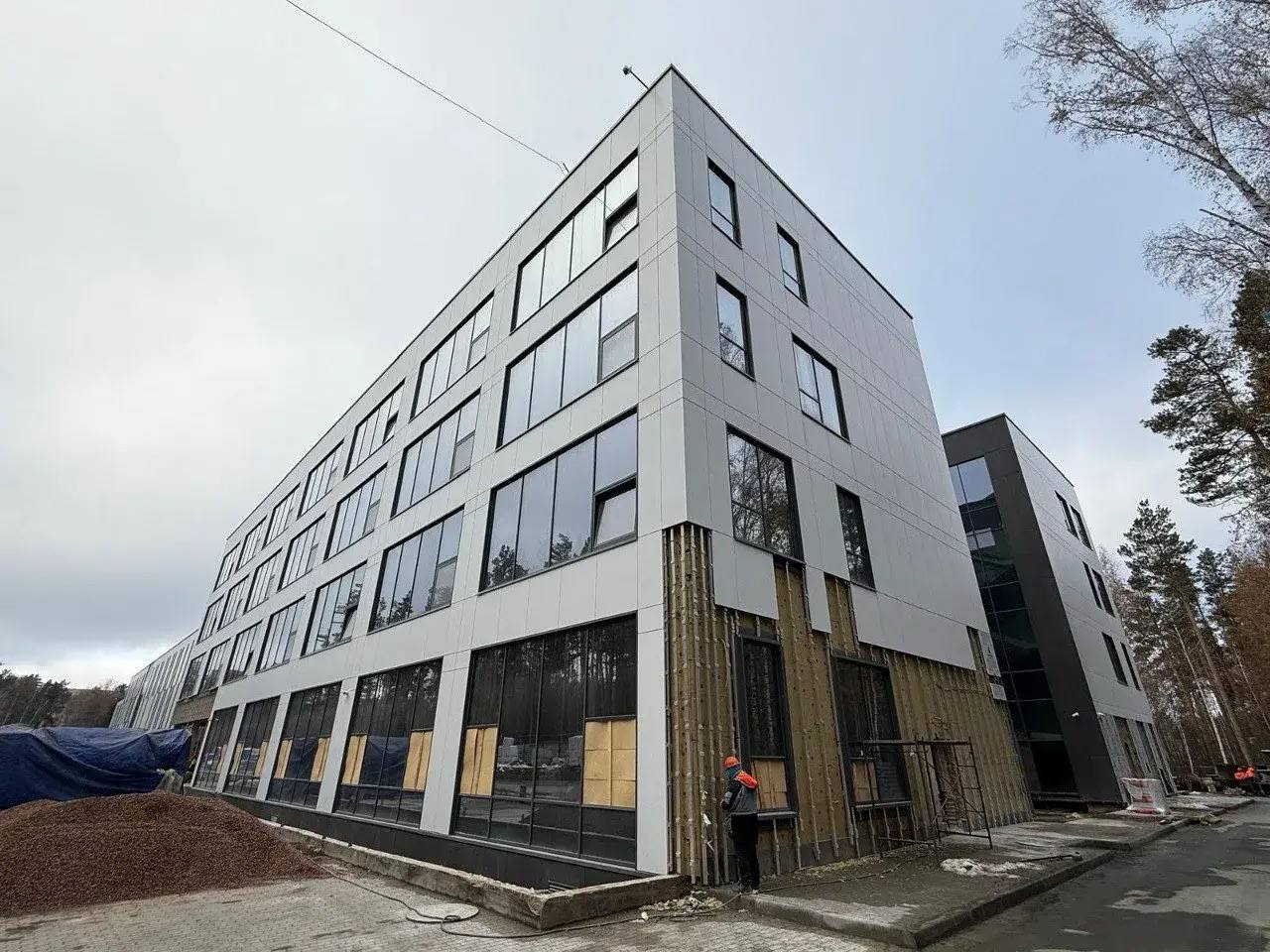 В здании учебно-научного центра на базе кампуса в Новосибирске завершилось устройство кровли