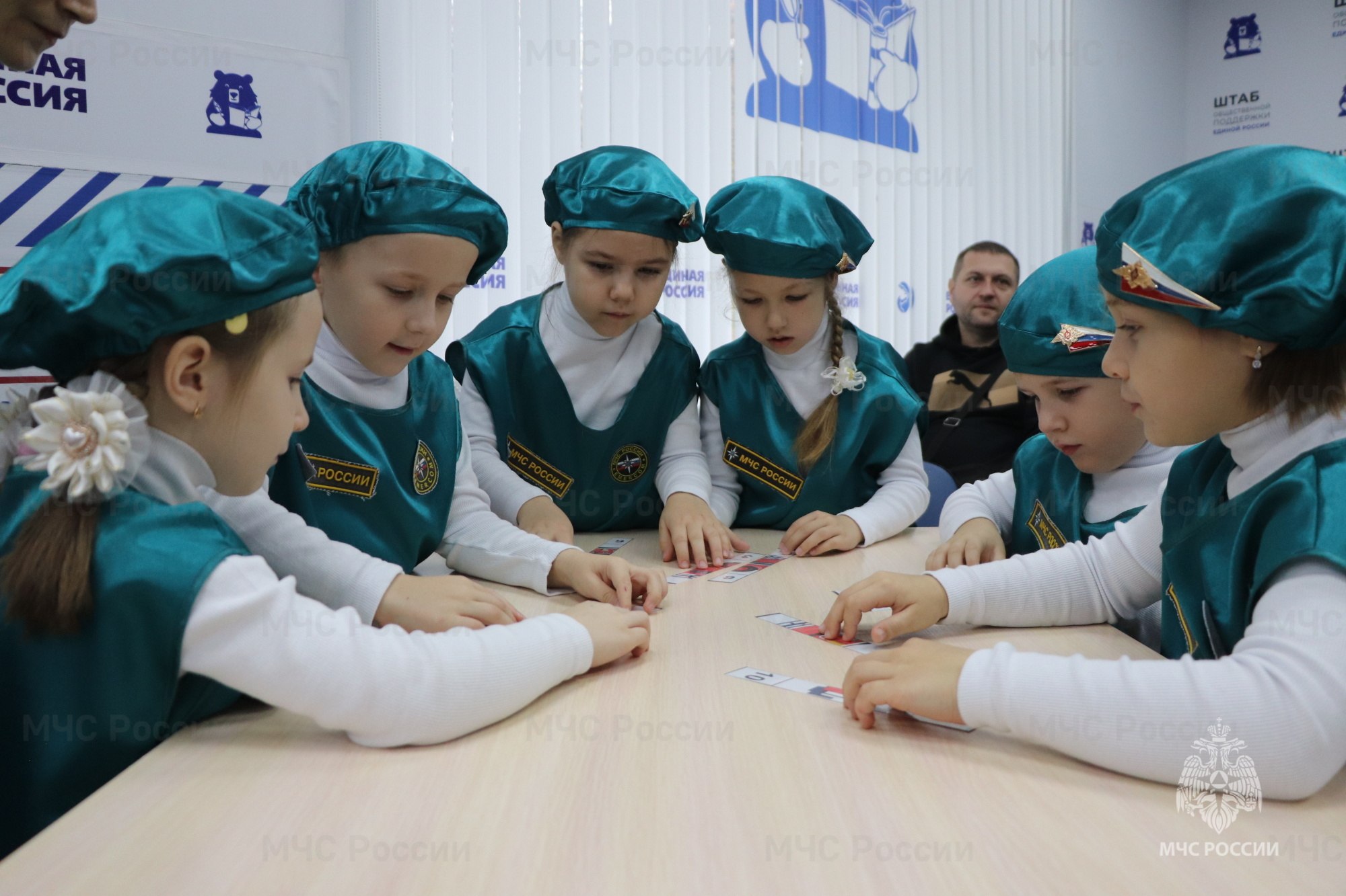 Спасательный брейн-ринг. Воспитанники из детских садов № 1, 47, 79 и 96 города Орла прошли своеобразную проверку знаний – всего того, чему они учатся, участвуя в работе своих отрядов Спасательный брейн-ринг. Воспитанники из детских садов № 1, 47, 79 и 96 города Орла прошли своеобразную проверку знаний – всего того, чему они учатся, участвуя в работе своих отрядов