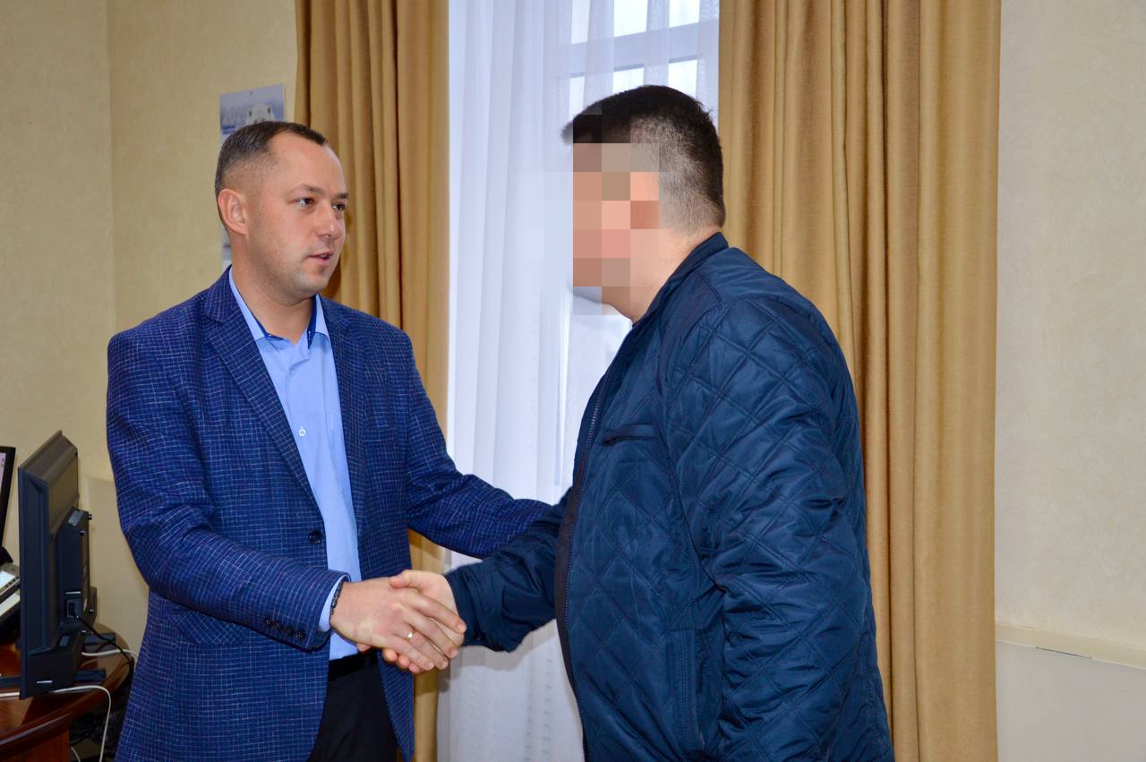 Городская администрация передала бойцу СВО детектор дронов Городская администрация передала бойцу СВО детектор дронов