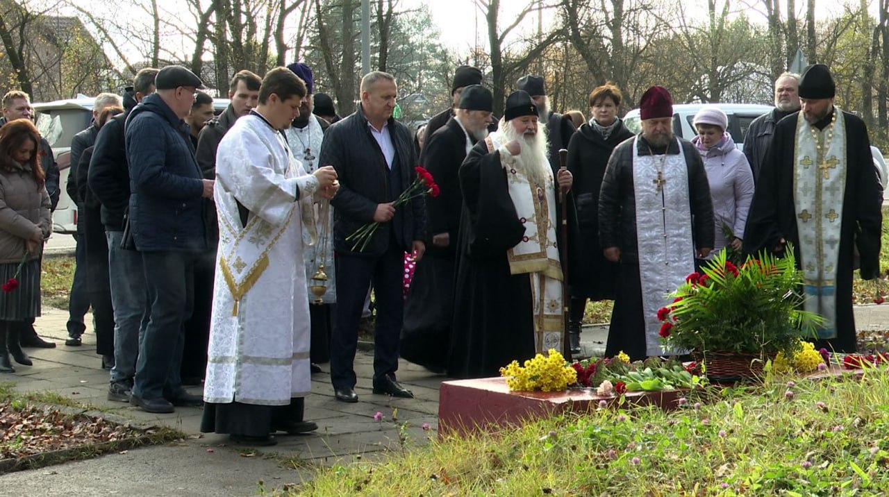 Орловчане возложили цветы к памятным знакам в память о жертвах политических репрессий Орловчане возложили цветы к памятным знакам в память о жертвах политических репрессий