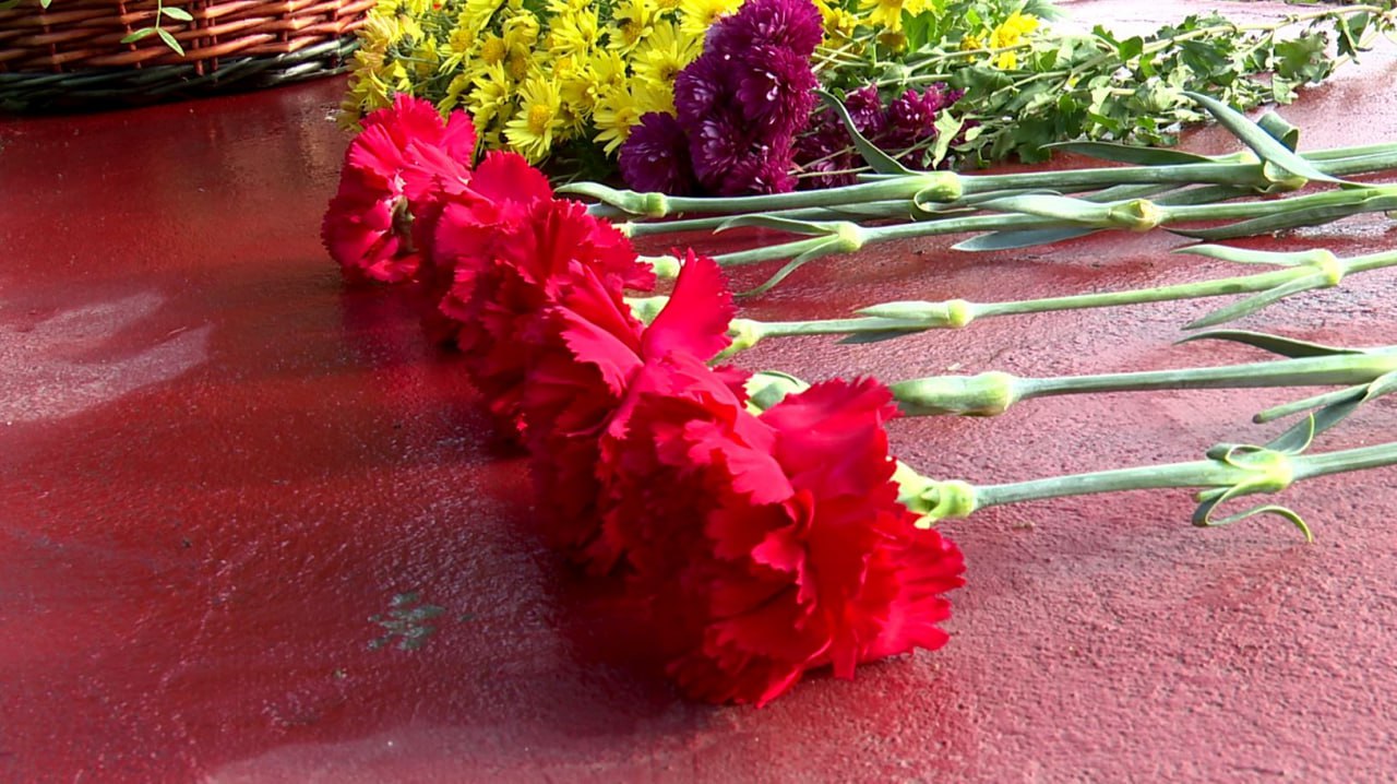 Орловчане возложили цветы к памятным знакам в память о жертвах политических репрессий Орловчане возложили цветы к памятным знакам в память о жертвах политических репрессий