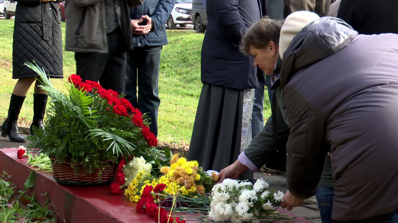 Орловчане возложили цветы к памятным знакам в память о жертвах политических репрессий Орловчане возложили цветы к памятным знакам в память о жертвах политических репрессий