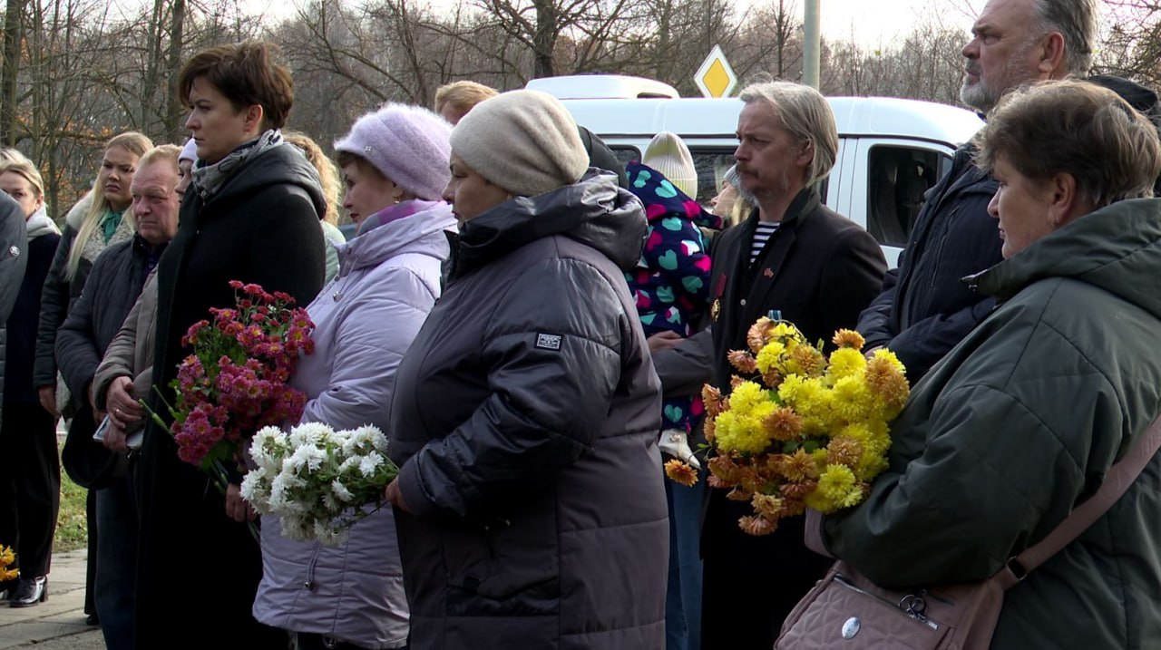 Орловчане возложили цветы к памятным знакам в память о жертвах политических репрессий Орловчане возложили цветы к памятным знакам в память о жертвах политических репрессий