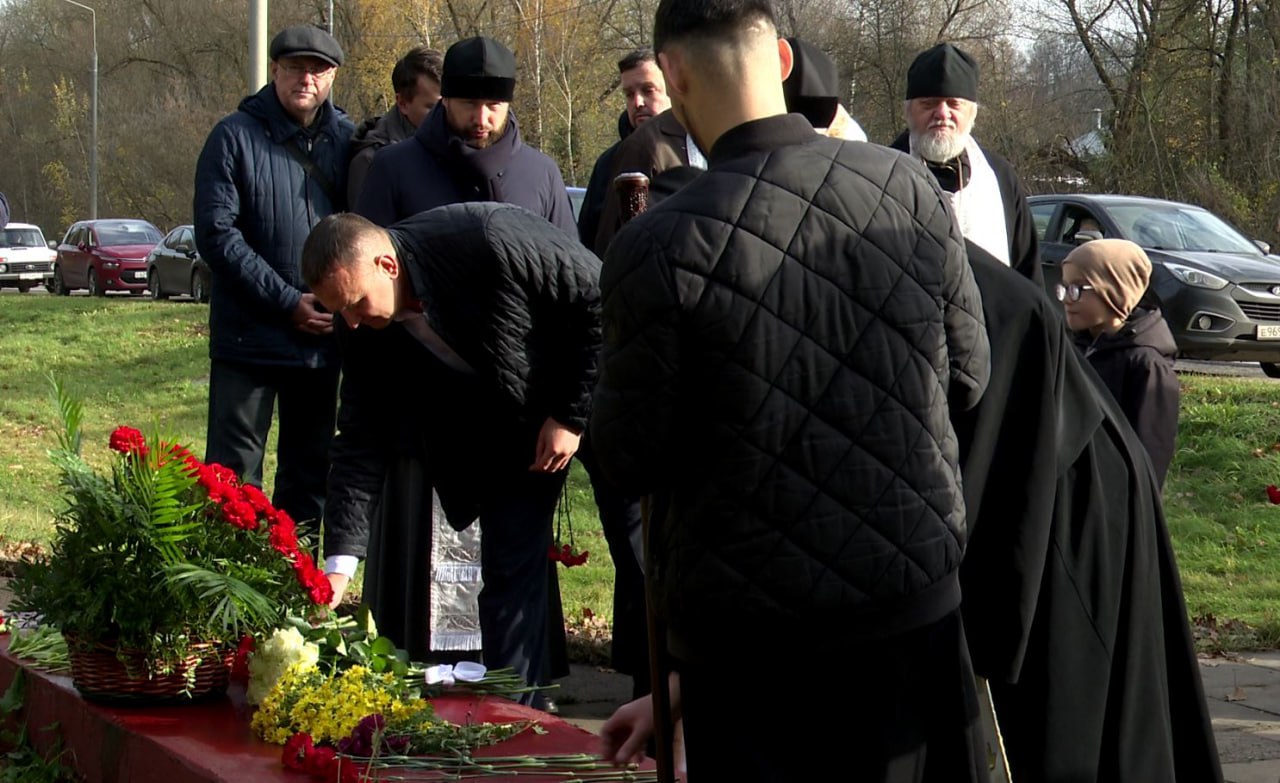 Орловчане возложили цветы к памятным знакам в память о жертвах политических репрессий Орловчане возложили цветы к памятным знакам в память о жертвах политических репрессий