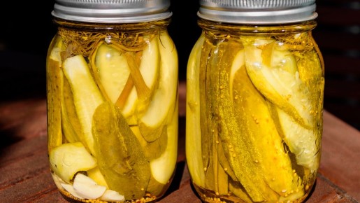 Зря выливали огуречный рассол в раковину: из него выйдет шикарный маринад для мяса
