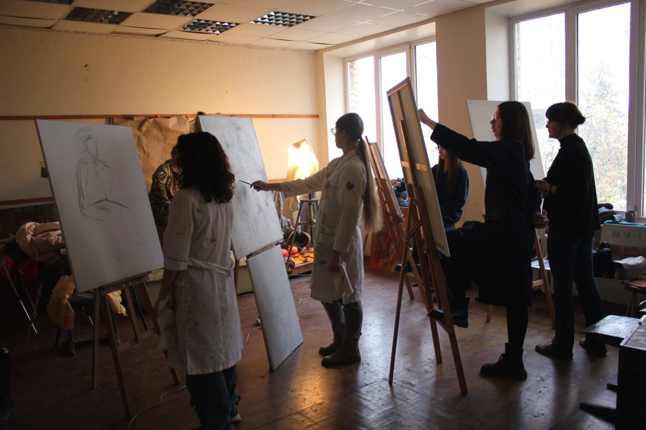 В Орле возродили проект «Портрет Героя»: студенты-художники напишут портреты участников СВО В Орле возродили проект «Портрет Героя»: студенты-художники напишут портреты участников СВО