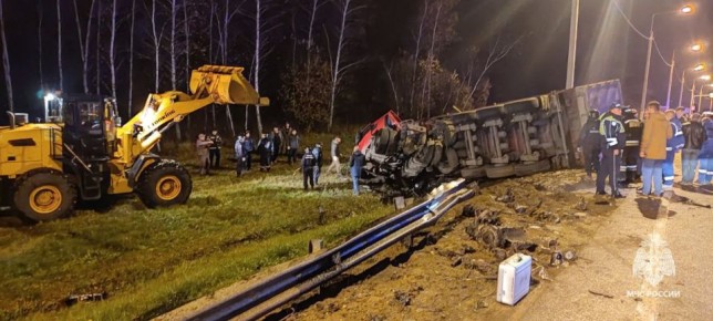 6 человек, в том числе ребёнок, погибли в аварии с участием микроавтобуса, грузовика и легкового автомобиля в Орловской области