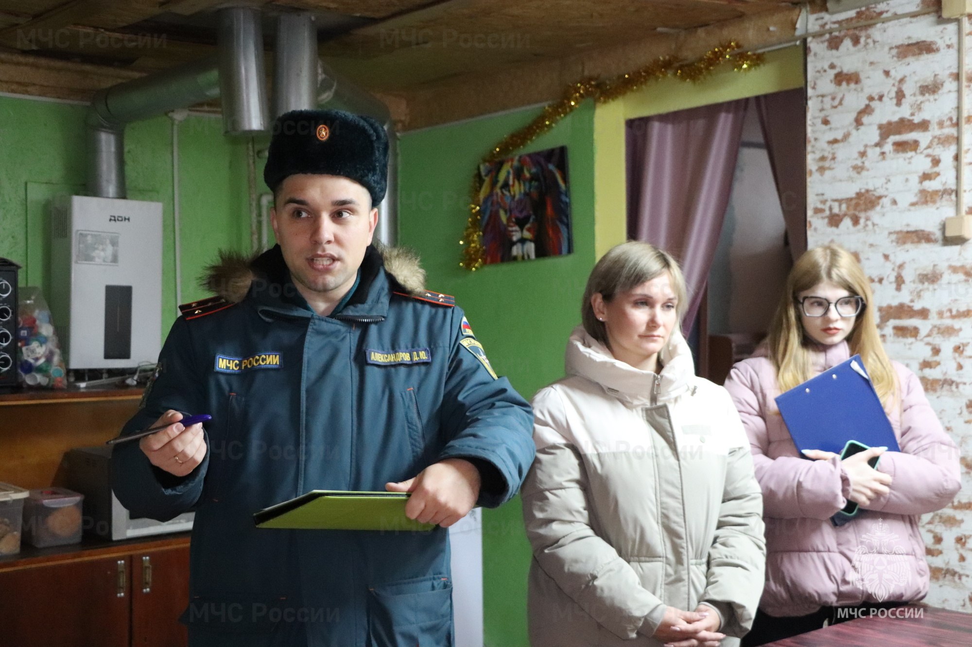 Сотрудники МЧС России и кадеты-спасатели напомнили болховчанам важные правила Сотрудники МЧС России и кадеты-спасатели напомнили болховчанам важные правила